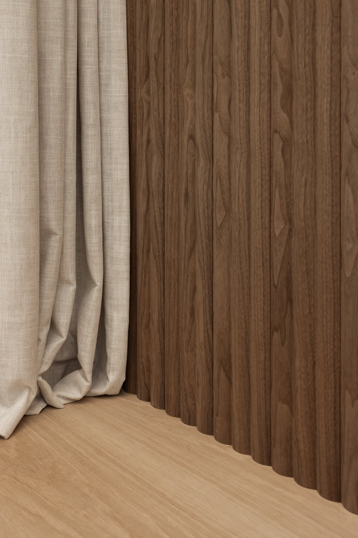 Wave 41 - Black - Walnut - Feature panel